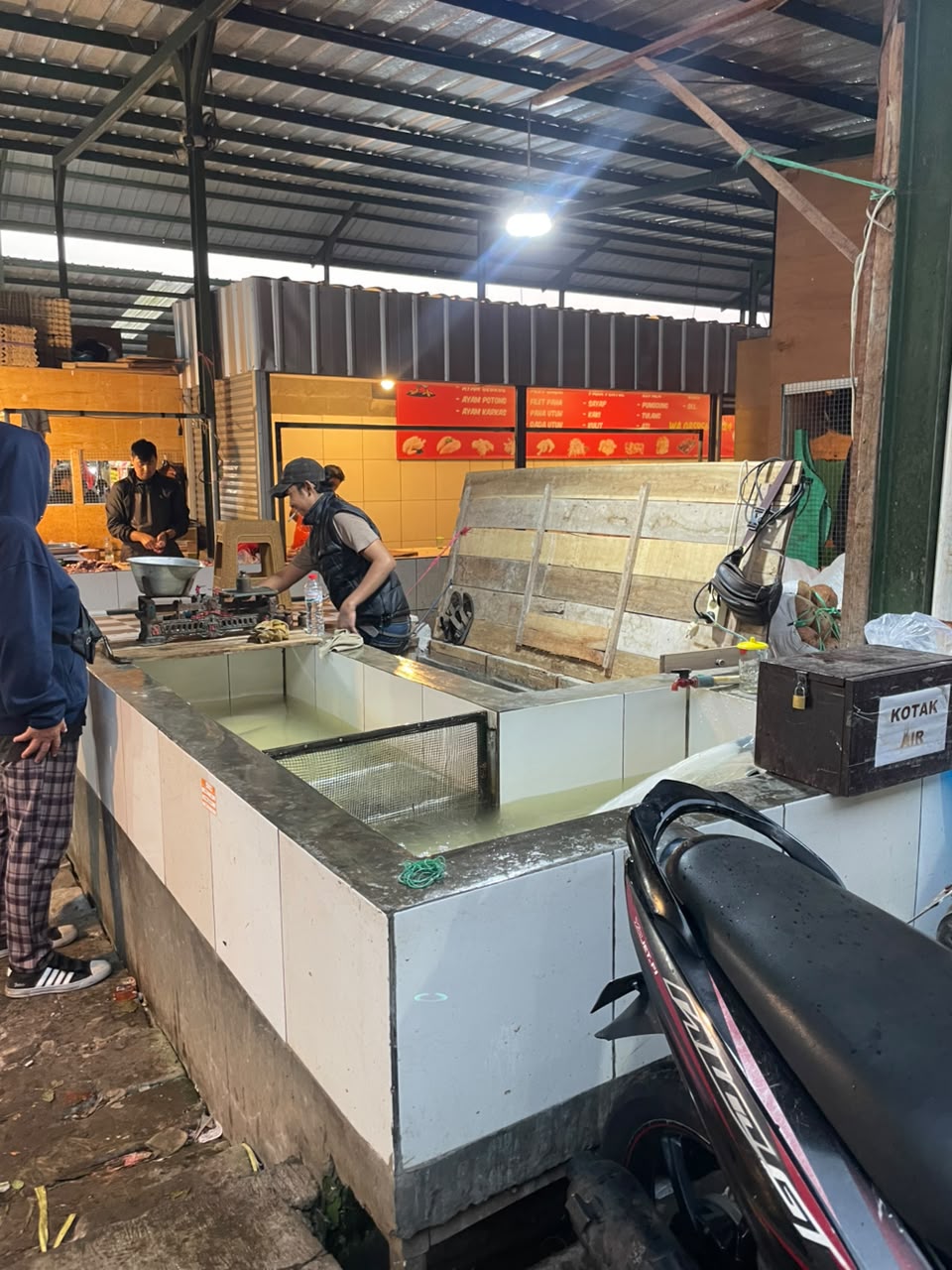 Tampak depan toko Ikan Kita di Cimahi